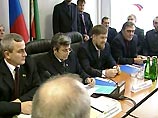 Кадыров также обратился к министрам ЧР, призвав их добросовестно выполнять свою работу. "Дружба дружбой, а служба службой", - сказал он
