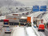 На автобане Зальцбург-Мюнхен сегодня во второй половине дня образовалась 25-километровая пробка. В горах Баварии, где высота снежного покрова превысила 2,5 метра, существует опасность схода лавин