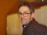 Швейцарский режиссер развесил по Берлину знамена со свастикой Швейцарский режиссер развесил по Берлину знамена со свастикой