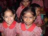В индийской школе детей учат писать двумя руками одновременно на разных языках