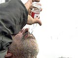 Вор залпом выпил украденную бутылку водки на глазах у милиционеров Вор залпом выпил украденную бутылку водки на глазах у милиционеров