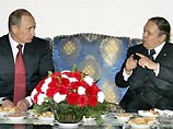 Перед подписанием документа Путин и Бутефлика провели более трех часов с глазу на глаз, ведя переговоры без участия терпеливо ожидавших их представительных делегаций