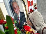 У штаба социалистов в Белграде тысячи людей скорбят по Милошевичу У штаба социалистов в Белграде тысячи людей скорбят по Милошевичу
