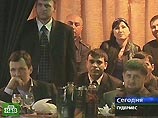 Экс-премьер Чечни Абрамов сплясал лезгинку под пистолет и доллары Рамзана Кадырова