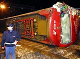 В результате лобового столкновения скоростного железнодорожного экспресса и местной электрички в окрестностях Милана один человек погиб и 15 человек госпитализированы