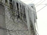 В Твери упавший с крыши кусок льда убил 2-летнюю девочку В Твери упавший с крыши кусок льда убил 2-летнюю девочку