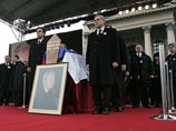 Тело бывшего президента Сербии и Югославии сопровождают представители комитета Социалистической партии Сербии (СПС) по проведению похорон во главе с заместителем председателя СПС Милорадом Вучеличем