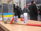 В Киеве активисты партии "Братство" отрепетировали погром избирательного участка В Киеве активисты партии "Братство" отрепетировали погром избирательного участка