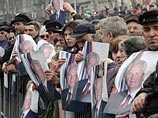 На всем протяжении пути от сербской столицы до Пожареваца, расположенного в 50 километрах к юго-востоку от Белграда, вдоль дороги собирались группы сторонников Милошевича с его портретами, цветами и сербскими флагами