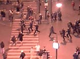 Крупные беспорядки вспыхнули незадолго до полуночи в центре Парижа на бульваре Сен-Мишель перед стенами университета Сорбонны. Толпа, насчитывающая более тысячи человек, попыталась штурмом прорваться через усиленные наряды военизированной полиции
