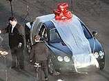 У входа Алсу уже ждал презент от друзей жениха: черный Bentley, перевязанный красным подарочным бантом