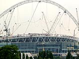 На строящемся новом стадионе Уэмбли в Лондоне в понедельник произошло частичное обрушение крыши