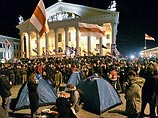 В центре Минска на Октябрьской площади продолжается несанкционированная акция сторонников экс-кандидатов в президенты Белоруссии Александра Милинкевича и Александра Козулина В центре Минска на Октябрьской площади продолжается несанкционированная акция сторонников экс-кандидатов в президенты Белоруссии Александра Милинкевича и Александра Козулина