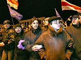 Большинство людей собрались вокруг палаточного городка, взяв его в кольцо Большинство людей собрались вокруг палаточного городка, взяв его в кольцо