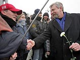 Сам Милинкевич с супругой всю ночь находились в палаточном городке на Октябрьской площади Минска. Лидер белорусской оппозиции заявил, что благодарен людям за проявленное мужество Сам Милинкевич с супругой всю ночь находились в палаточном городке на Октябрьской площади Минска. Лидер белорусской оппозиции заявил, что благодарен людям за проявленное мужество