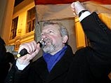 Проигравший оппозиционный кандидат Александр Милинкевич путем непрерывных массовых протестов хочет заставить власть провести новые выборы