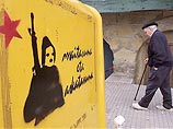 Напомним, что ЭТА в 1998 году уже объявляла об отказе от насилия, однако нарушило свое обещание всего год спустя. За четыре десятилетия и до 2004 года жертвами ЭТА стали более 800 человек, в том числе 10 испанских политиков Напомним, что ЭТА в 1998 году уже объявляла об отказе от насилия, однако нарушило свое обещание всего год спустя. За четыре десятилетия и до 2004 года жертвами ЭТА стали более 800 человек, в том числе 10 испанских политиков