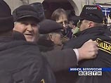 Милицейский спецназ окружил полукольцом в 3-4 ряда толпу митингующих, сдерживая ее натиск. Сторонники оппозиции скандируют на белорусском языке "Ганьба!" (позор)
