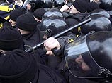 На улице лежат пострадавшие от ударов спецназовцев. По меньшей мере, два человека пострадали. Они утверждают, что им разбили головы спецназовцы резиновыми дубинками На улице лежат пострадавшие от ударов спецназовцев. По меньшей мере, два человека пострадали. Они утверждают, что им разбили головы спецназовцы резиновыми дубинками