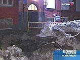 В центре Москвы, не выдержав, обрушился коммуникационный колодец В центре Москвы, не выдержав, обрушился коммуникационный колодец