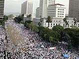 В Лос-Анджелесе в субботу на демонстрацию вышло примерно полмиллиона человек. Протестующие собрались в центре города и прошли маршем до городского совета. Они несли флаги США и Мексики и скандировали "Мексика, Мексика!"