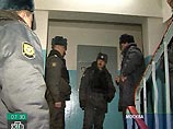 При осмотре места происшествия сотрудники милиции обнаружили брошенный преступником автомат Калашникова, а также два магазина и шесть стреляных гильз При осмотре места происшествия сотрудники милиции обнаружили брошенный преступником автомат Калашникова, а также два магазина и шесть стреляных гильз