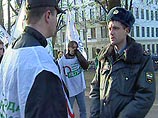 Сотрудники правоохранительных органов в воскресенье разогнали несанкционированный пикет представителей молодежного движения "Оборона" и молодежного крыла "Яблока" у здания МИД РФ в Москве Сотрудники правоохранительных органов в воскресенье разогнали несанкционированный пикет представителей молодежного движения "Оборона" и молодежного крыла "Яблока" у здания МИД РФ в Москве
