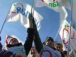 Как передал корреспондент "Интерфакса", в акции приняли участие около 10 человек. Они требовали освободить членов движения "Оборона" и "Яблока", задержанных на днях в Белоруссии Как передал корреспондент "Интерфакса", в акции приняли участие около 10 человек. Они требовали освободить членов движения "Оборона" и "Яблока", задержанных на днях в Белоруссии