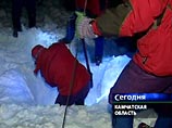 Поиски пропавших на Камчатке  приостановлены  из-за  опасности схода новой лавины