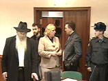 В свою очередь, адвокат представителя потерпевшей стороны Вадим Клювгант заявил журналистам: "Суд, принявший решение исключить из приговора 282-ю статью, принял политическое решение с тем, чтобы успокоить общество в том, что у нас таких явлений нет" В свою очередь, адвокат представителя потерпевшей стороны Вадим Клювгант заявил журналистам: "Суд, принявший решение исключить из приговора 282-ю статью, принял политическое решение с тем, чтобы успокоить общество в том, что у нас таких явлений нет"