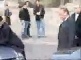 Хитом стал появившийся в интернете видеоролик, на котором снят инцидент с человеком, очень похожим на главу правительства Италии Сильвио Берлускони