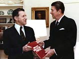 В США умер бывший министр обороны, который "помог США одержать победу в "холодной войне" В США умер бывший министр обороны, который "помог США одержать победу в "холодной войне"