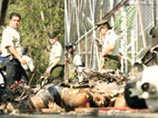 По словам представителя местных властей, пятеро погибших находились на борту самолета. Жертвами аварии, причины которой пока не установлены, стали также несовершеннолетние студенты, оказавшиеся в момент происшествия на спортивном поле По словам представителя местных властей, пятеро погибших находились на борту самолета. Жертвами аварии, причины которой пока не установлены, стали также несовершеннолетние студенты, оказавшиеся в момент происшествия на спортивном поле