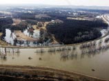 На юге Чешской Республики, в Южной Моравии и Южной Чехии, усиливаются продолжающиеся четвертый день наводнения. Сегодня в стране ожидаются сильные дожди, что может привести к резкому повышению уровня воды в реках и водоемах