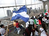Они прошли многокилометровым маршем по Бруклинскому мосту, соединяющему два района Нью-Йорка - Манхеттен и Бруклин