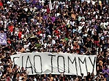 Фанаты на футбольном матче показывают баннер "Прощай Тонни"