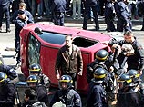 В Париже автомобиль врезался в группу протестующих студентов: пострадали 9 человек