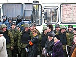 По разным данным, в районе Пушкинской площади находятся от 2 до 3 тысяч милиционеров