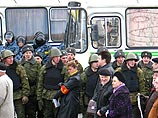 По разным данным, в районе Пушкинской площади находятся от 2 до 3 тысяч милиционеров По разным данным, в районе Пушкинской площади находятся от 2 до 3 тысяч милиционеров