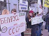 Пикет, который проводят активисты СПС, был санкционирован столичными властями. Его сторонники держали в руках плакаты: "Лукашизм не пройдет!" "Лукашенко место не в Минске, а в Гааге!" Пикет, который проводят активисты СПС, был санкционирован столичными властями. Его сторонники держали в руках плакаты: "Лукашизм не пройдет!" "Лукашенко место не в Минске, а в Гааге!"