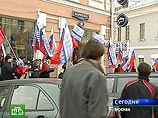 Как передает "Интерфакс", к зданию посольства подъехал автобус, из которого вышли около 50 молодых людей, державших российский триколор с надписью "Россия молодая". Они стали скандировать: "Лукашенко - молодец, всем "оранжевым" конец!" Как передает "Интерфакс", к зданию посольства подъехал автобус, из которого вышли около 50 молодых людей, державших российский триколор с надписью "Россия молодая". Они стали скандировать: "Лукашенко - молодец, всем "оранжевым" конец!"