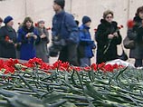 Около 200 человек в субботу в Петербурге пришли к месту, где накануне был убит студент из Сенегала Ламзар Самба, чтобы почтить его память и возложить цветы