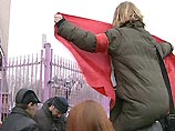 Нацболы приковали себя цепями к самарскому военкомату и закрыли вход в калужское отделение "Сбербанка" Нацболы приковали себя цепями к самарскому военкомату и закрыли вход в калужское отделение "Сбербанка"