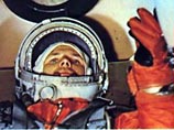 На высоте нескольких километров от земли Гагарин катапультировался и приземлился с парашютом недалеко от спускаемого аппарата