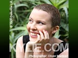 Кайли Миноуг опубликовала первые фотографии, на которых она запечатлена после курса химиотерапии в связи с лечением от рака груди