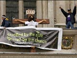 В Великобритании протестующие отцы залезли на Вестминстерское аббатство, прихватив с собой большой крест с прибитой к нему куклой