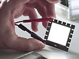 Учеными США создан светящийся фотонный пластик, который сможет заменить электрические лампочки Учеными США создан светящийся фотонный пластик, который сможет заменить электрические лампочки