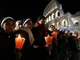 В историческом месте итальянской столицы собрались тысячи верующих. Горели свечи. На многих языках читались молитвы