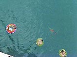 На теплоходе "Клавдия Еланская" они вышли в Баренцево море и, по морской традиции, спустили на воду живые цветы.
