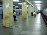 В Москве на станции метро "Полежаевская" женщина упала на пути перед поездом В Москве на станции метро "Полежаевская" женщина упала на пути перед поездом